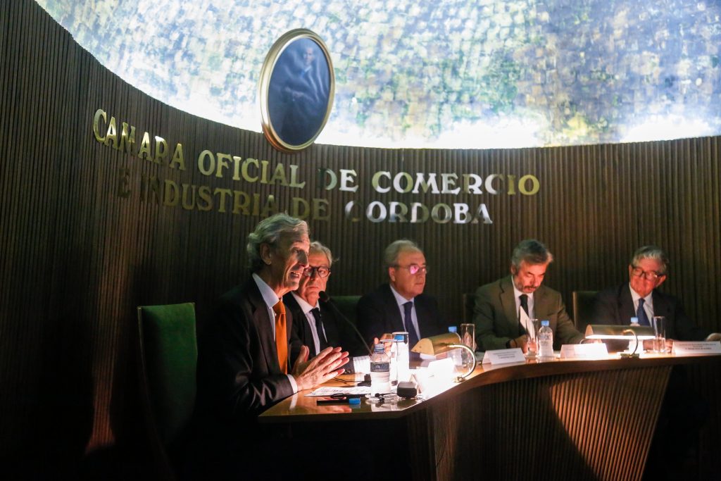 Mesa de la presentación de la Fundación bajo el rótulo de la Cámara Oficial de Comercio e Industria de Córdoba