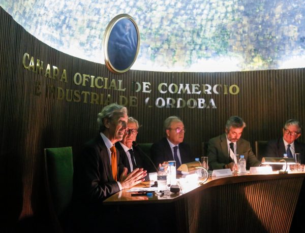 Mesa de la presentación de la Fundación bajo el rótulo de la Cámara Oficial de Comercio e Industria de Córdoba