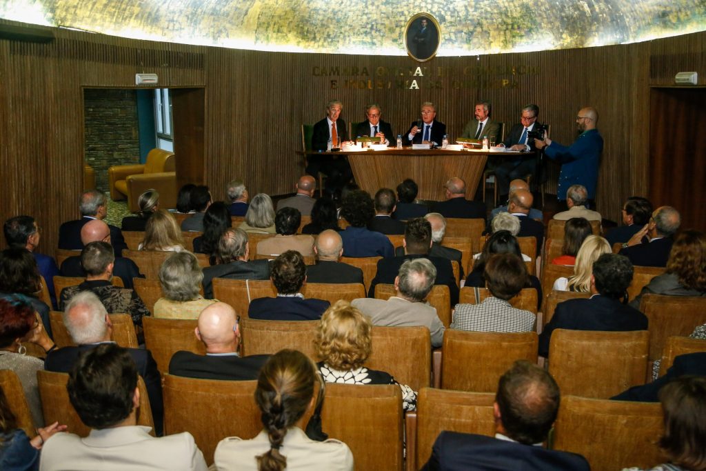 Salón de actos de la Cámara de Comercio de Córdoba lleno de público durante la presentación