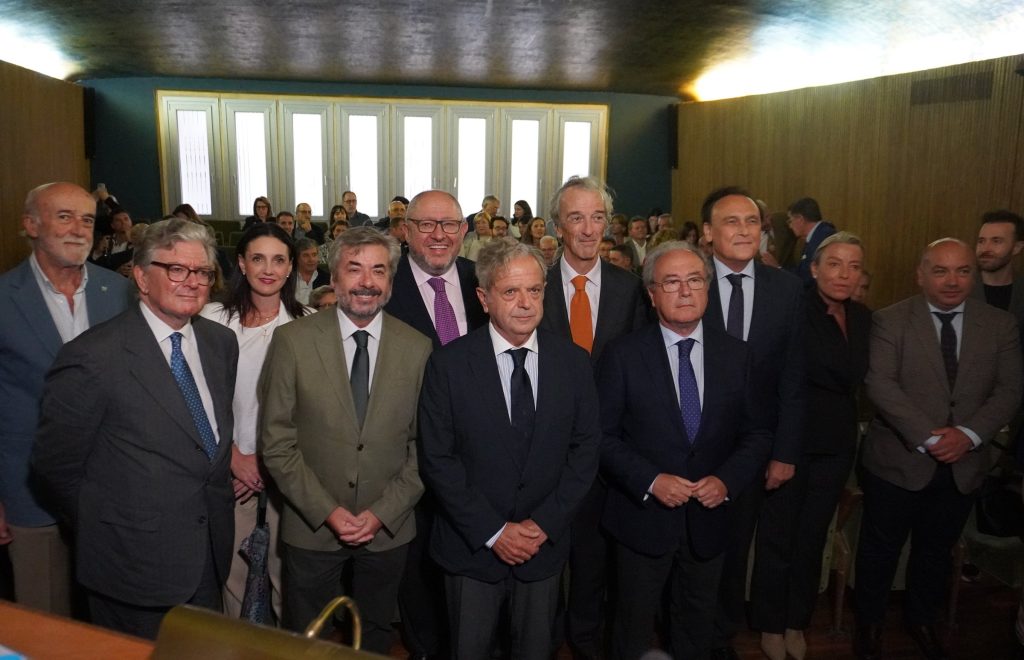 Foto de grupo de autoridades e invitados en el salón de actos
