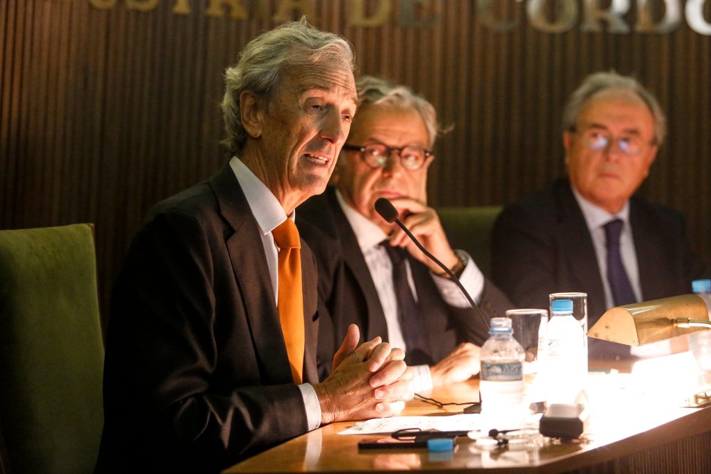 Intervención desde la mesa durante la presentación