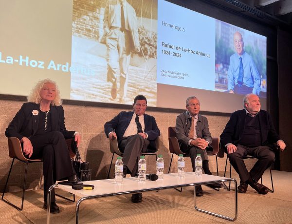 Mesa redonda del homenaje en el salón de actos del COAM, con la pantalla al fondo