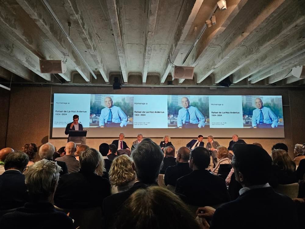 Público y mesa del homenaje en el salón de actos del COAM