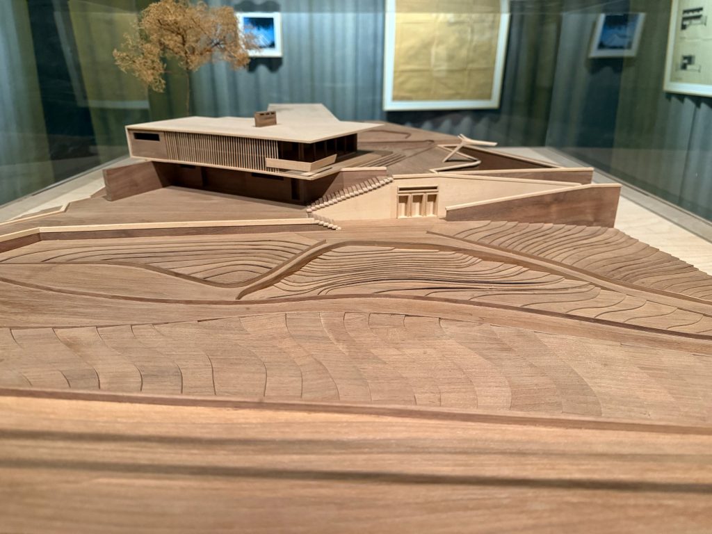 Maqueta de madera de una vivienda, en primer término