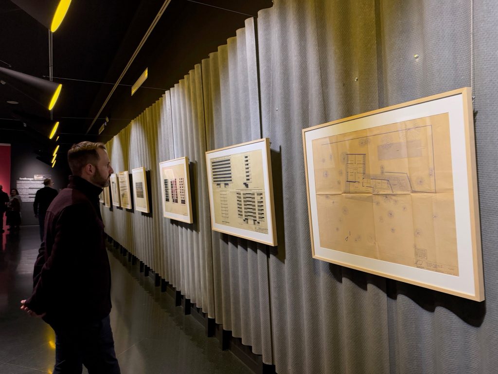 Planos originales colgados en la sala negra de la exposición