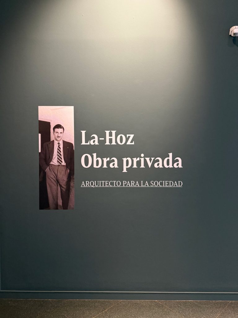 Rótulo de entrada: La-Hoz, obra privada. Arquitecto para la sociedad