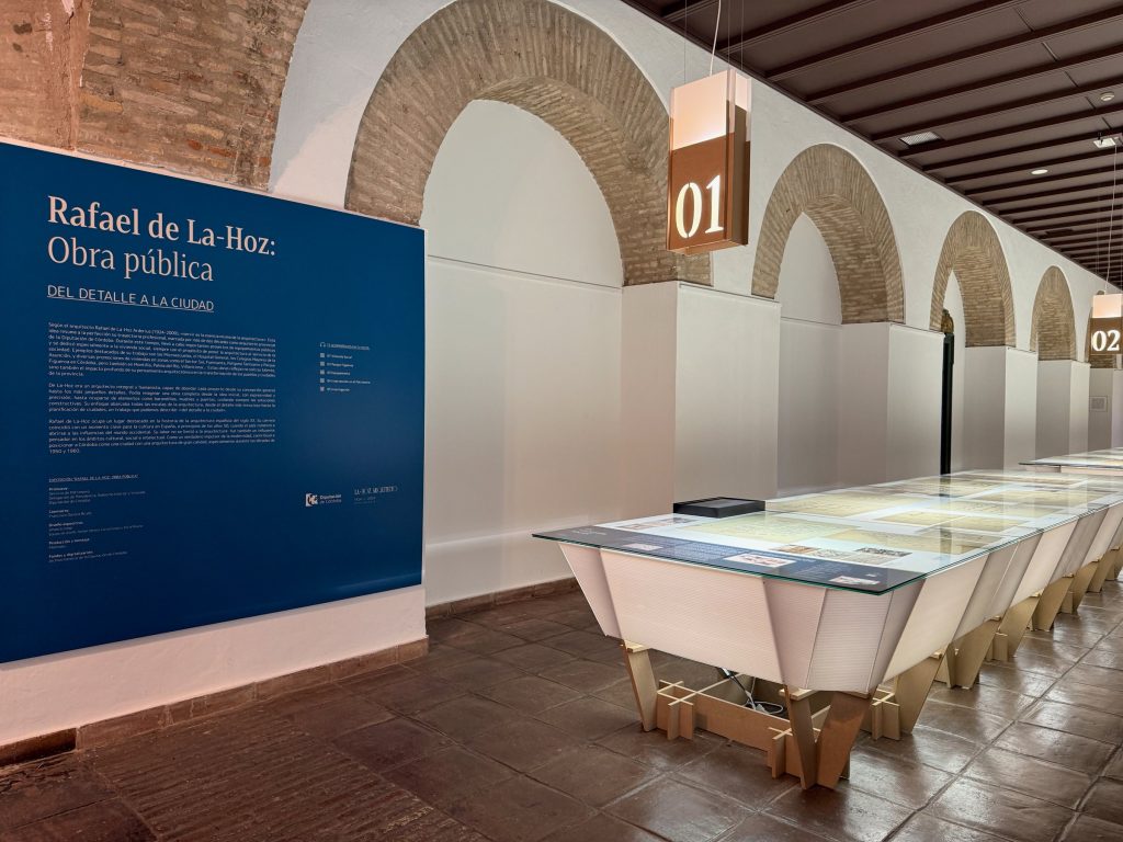 Panel de título de la exposición «Rafael de La-Hoz: obra pública. Del detalle a la ciudad» en la galería del Palacio de la Merced