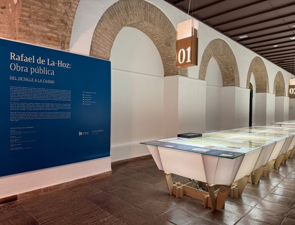 Panel de título de la exposición «Rafael de La-Hoz: obra pública. Del detalle a la ciudad» en la galería del Palacio de la Merced