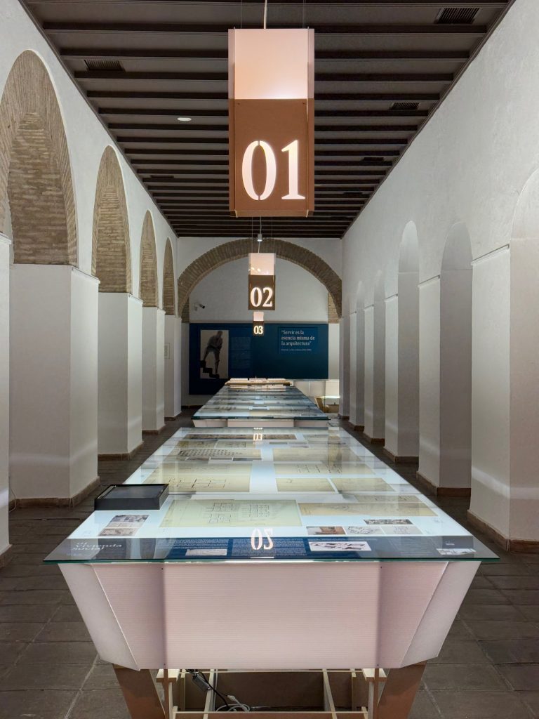 Mesa expositiva a lo largo de la galería, con los numerales de cada sección
