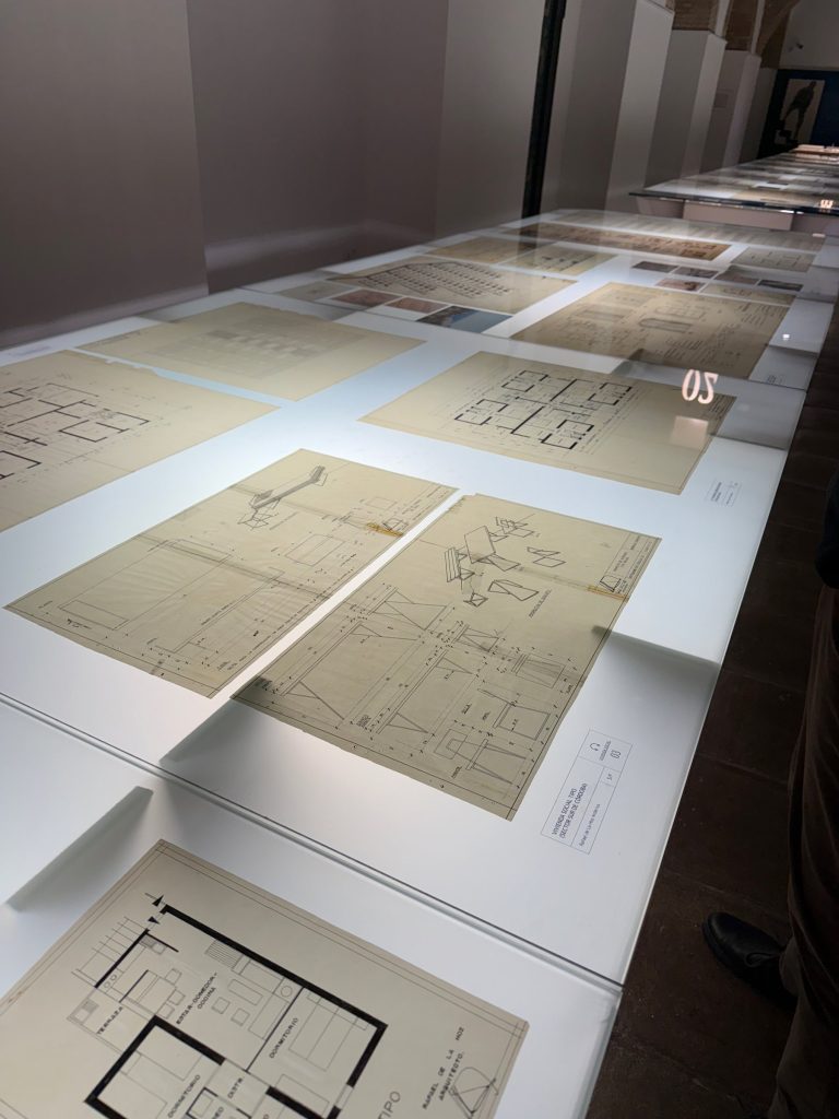 Planos originales sobre la mesa expositiva