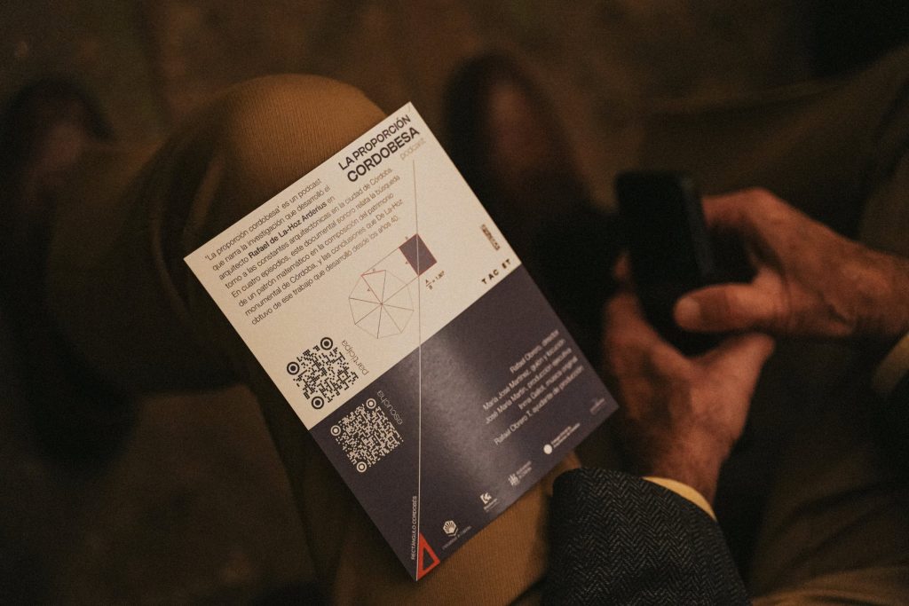 Folleto del podcast «La proporción cordobesa» en manos de un asistente
