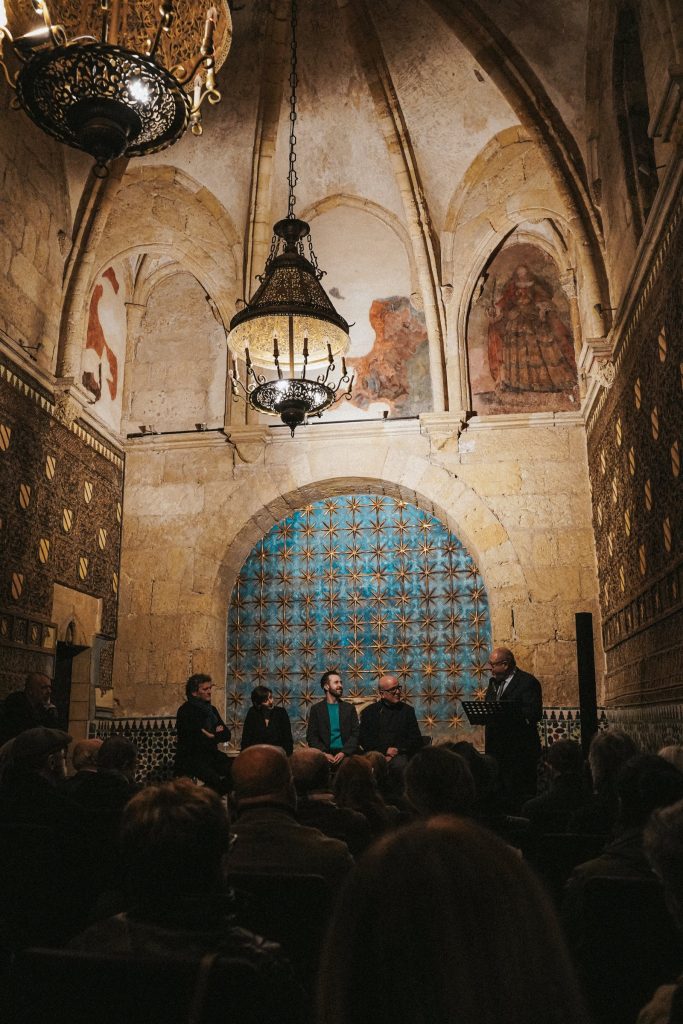 La capilla durante el acto, con su bóveda y la lámpara