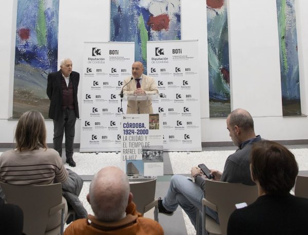 Presentación de la exposición en el Centro de Arte Rafael Botí, con el cartel en el atril
