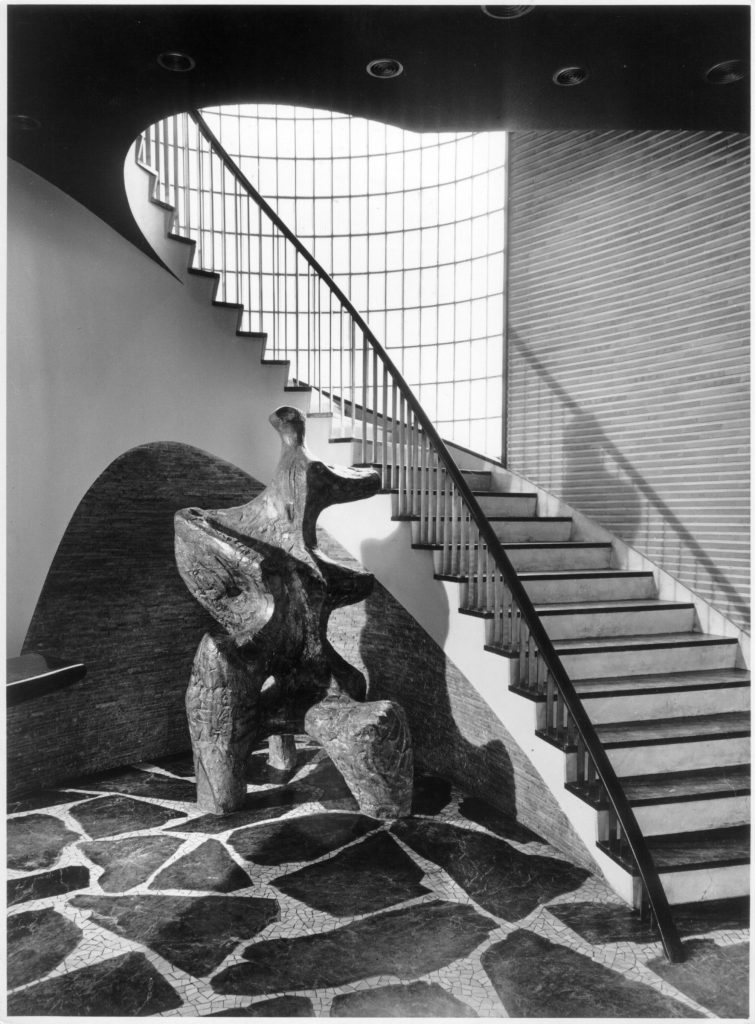Escalera de la Cámara de Comercio de Córdoba, con una escultura al pie