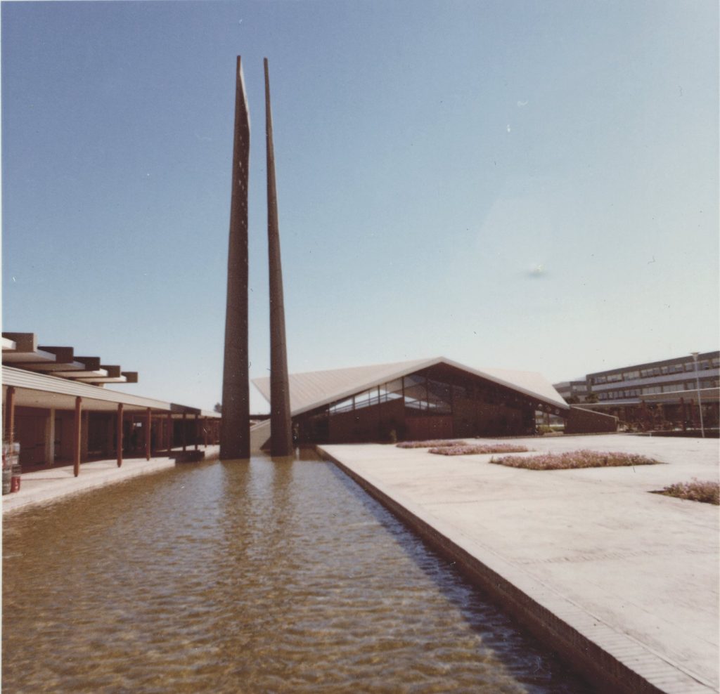 Parque Figueroa: estanque y monolito doble junto a una cubierta a dos aguas