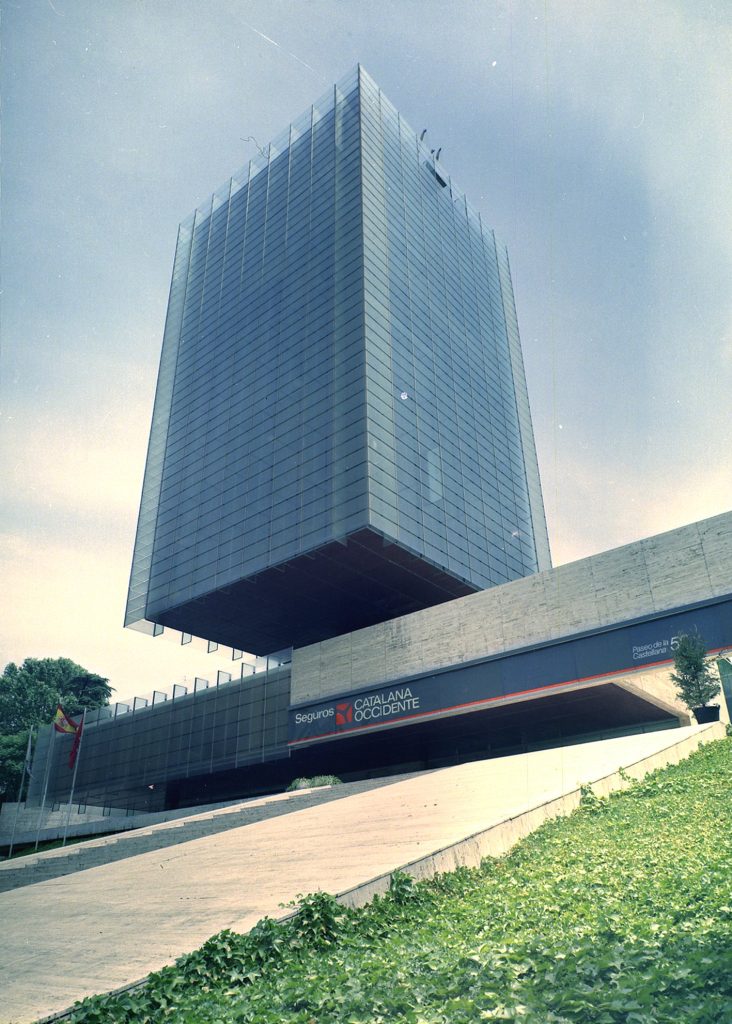 El edificio Castelar en contrapicado, con el volumen de vidrio sobre el basamento