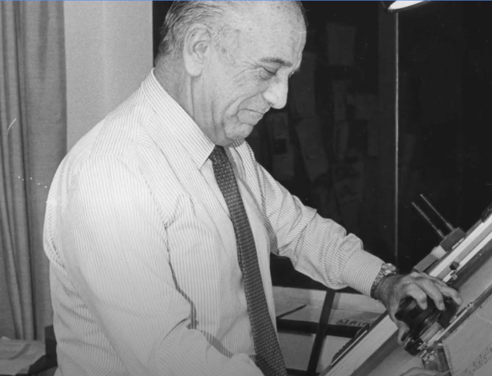 Rafael de La-Hoz Arderius dibujando en un tablero de delineación.